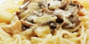 سباغيتي بالدجاج والفطر